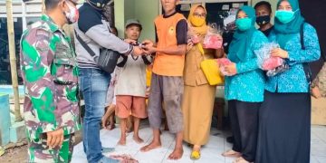 Pemdes Mekarsari Bagikan Ribuan Masker Kepada Warga