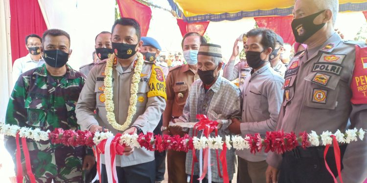 Polsek Gantar Bangun Rumah Kakek Sebatang Kara