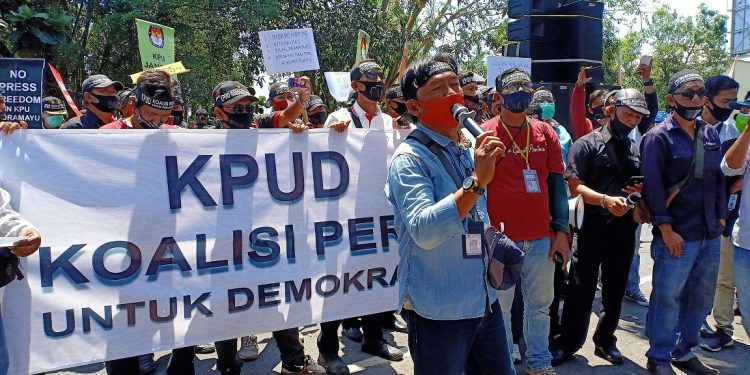 Dilarang Melakukan Peliputan, Ratusan Wartawan Ontrog Kantor KPUD Indramayu