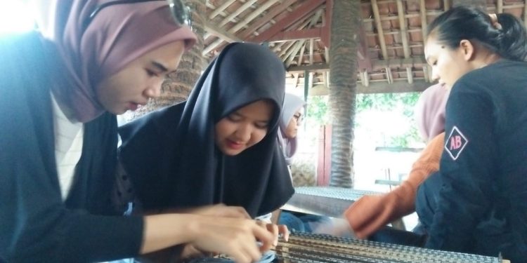Karang Taruna Desa Bantarwaru Ubah Limbah Kain Jadi Produk Berharga