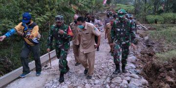 Kodim Majalengka Bangun Jalan Desa Kumbung Sepanjang 565 Meter