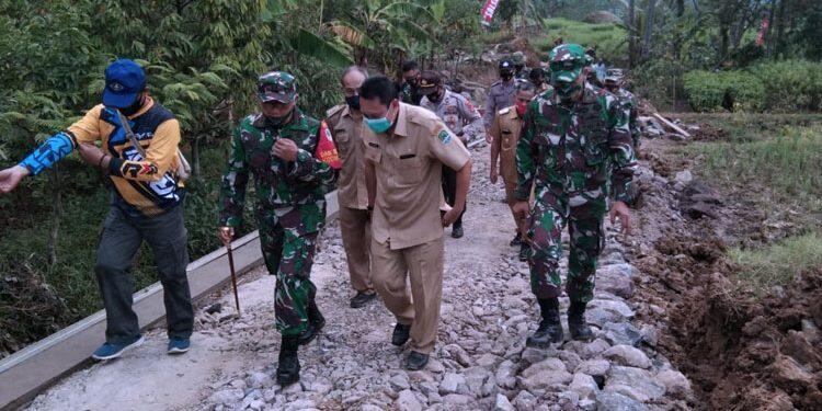 Kodim Majalengka Bangun Jalan Desa Kumbung Sepanjang 565 Meter