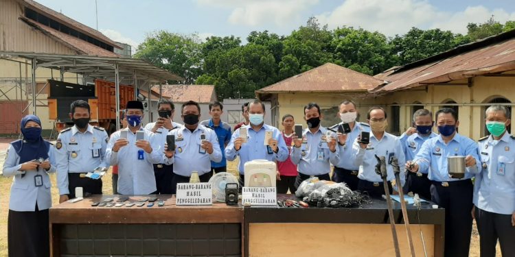 Ratusan Barang Terlarang di Lapas Kuningan Dimusnahkan