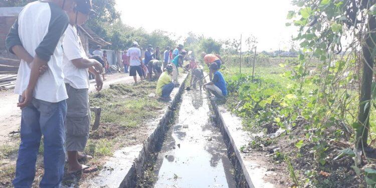 Warga Desa Cilengkrang Bergotong Royong Normalisasi Saluran