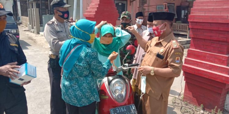 Pemdes Babakan Bagikan 1.500 Masker Gratis untuk Warga