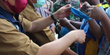 Menjadi Pusat Aktivitas Warga, Kelurahan Lemahwungkuk Gencar Bagikan Masker Gratis