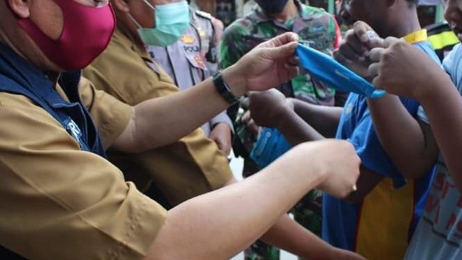 Menjadi Pusat Aktivitas Warga, Kelurahan Lemahwungkuk Gencar Bagikan Masker Gratis