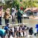 Uu Ruzhanul Tebar Benih Udang dan Ikan Bandeng di Pangandaran