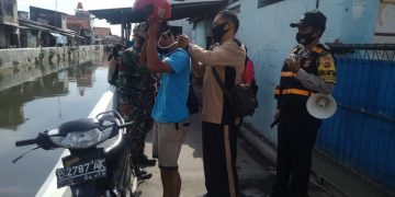 Turun ke Jalan, Lurah Kasepuhan Sosialisasikan Pemakaian Masker