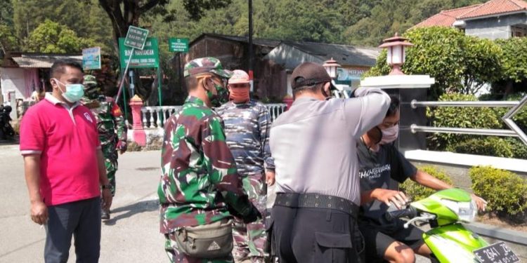 DPC PDI Perjuangan Kuningan Berbagi Masker