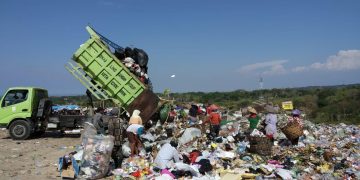 Wanita Kuat Berburu Emas Plastik di TPA Kopi Luhur