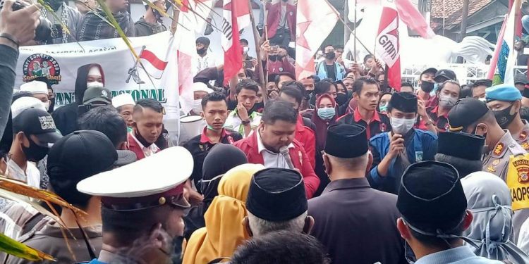Ratusan Massa Unjuk Rasa di Gedung DPRD, Tuntut Nuzul Mundur