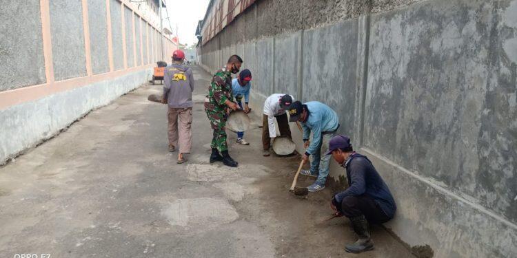Babinsa Kelurahan Harjamukti bantu warga kerja bakti