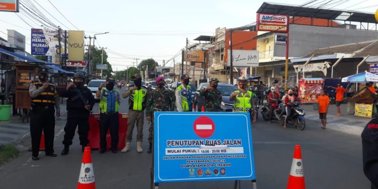 Bhabinkamtibmas Kelurahan Larangan Ikut Pengamanan Penyekatan Jalan