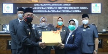 Walikota Serahkan Empat Raperda Inisiasi ke DPRD