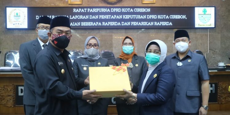 Walikota Serahkan Empat Raperda Inisiasi ke DPRD