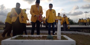 HUT ke-56, DPD Golkar Kab. Cirebon Ziarah dan Tabur Bunga di Makam Pahlawan