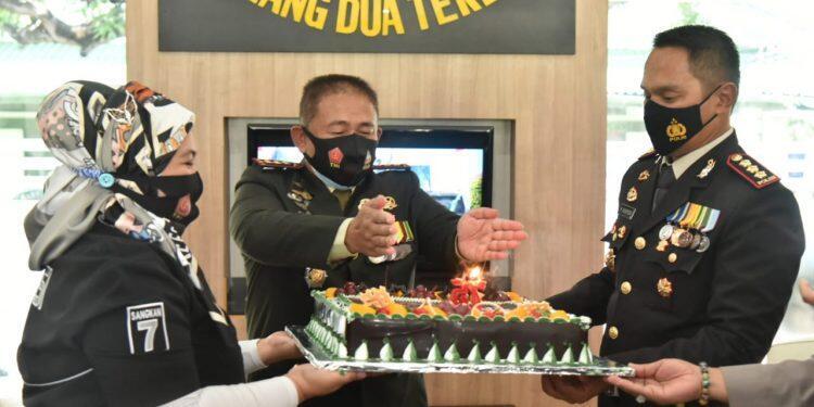 Kejutan HUT ke- 75 TNI, Polresta Cirebon Berikan Kue untuk TNI