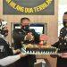 Kejutan HUT ke- 75 TNI, Polresta Cirebon Berikan Kue untuk TNI