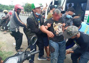 Cabup Nomor 1 Selamatkan Dua Korban Kecelakaan