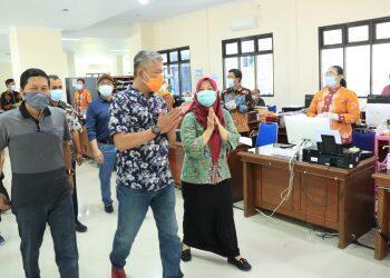 Pjs. Bupati Indramayu Jalan Kaki Sambangi Sejumlah SKPD