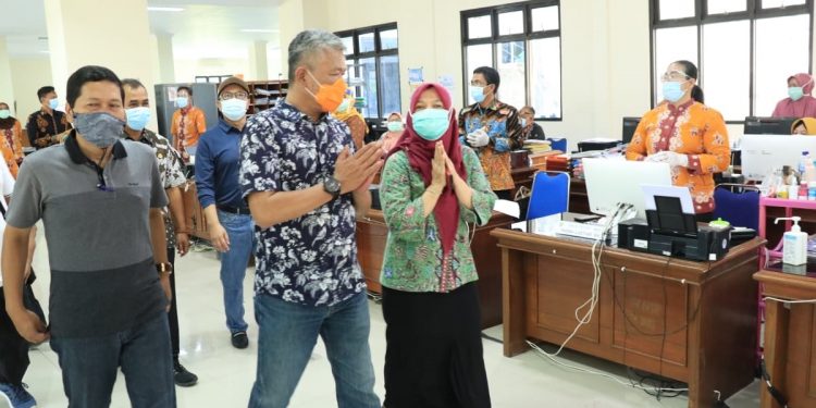 Pjs. Bupati Indramayu Jalan Kaki Sambangi Sejumlah SKPD