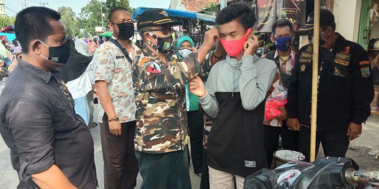 Cegah Penyebaran Covid-19, FKPPI Majalengka Bagi-bagi Masker
