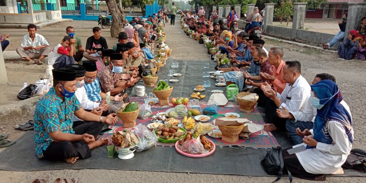 Dengan Penerapan Prokes Ketat Warga Kampung Muara Lestarikan Adat Desa Guar Bumi