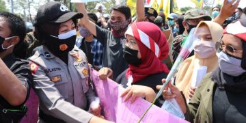 Puluhan Polwan Terbar Bunga di Tengah Aksi Demonstrasi Penolakan UU Cipta Kerja