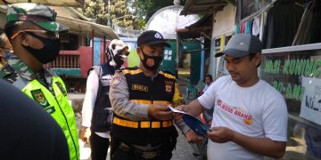 Bhabinkamtibmas dan Babinsa Kelurahan Pekalipan Sosialisasi Masker ke Tiap RW