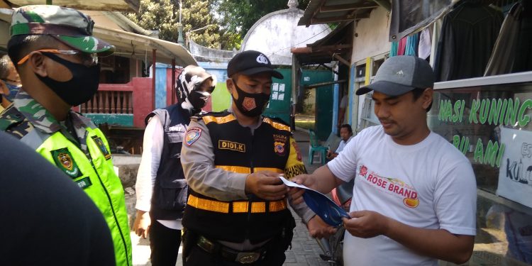 Bhabinkamtibmas dan Babinsa Kelurahan Pekalipan Sosialisasi Masker ke Tiap RW