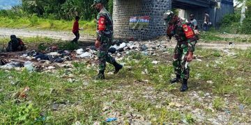 Koramil Cibingbin Bersama Warga Bersihkan Sampah di Bawah Jembatan Desa Sukaharja dan Sindang Jawa