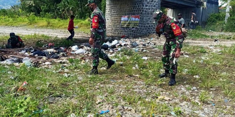 Koramil Cibingbin Bersama Warga Bersihkan Sampah di Bawah Jembatan Desa Sukaharja dan Sindang Jawa