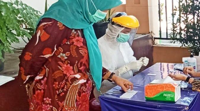 Memastikan Kesehatannya, 25 Pegawai Puskesmas Mandirancan Ikuti Swab