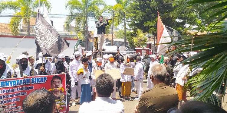 Ratusan Massa Tuntut Nuzul Dicopot dari Jabatannya