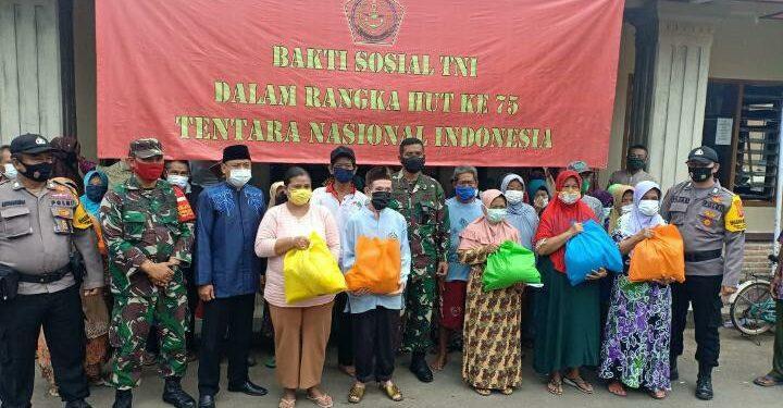 TNI Tebar Sembako di Desa Kalimekar