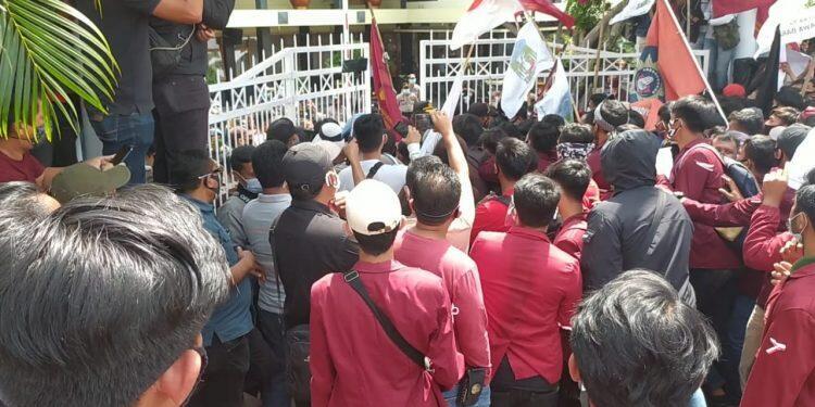 Minta Ketua DPRD Turun dari Jabatan, Aksi IMM dan KAMMI Sempat Jebol Pagar DPRD Kuningan