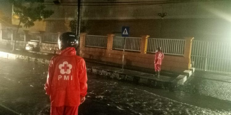 Hujan Deras, PMI Terjunkan Personil Monitoring Lokasi Rawan Banjir