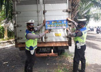Tekan Angka Covid, Polisi Pasang Ratusan Stiker Ayo Pakai Masker
