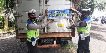 Tekan Angka Covid, Polisi Pasang Ratusan Stiker Ayo Pakai Masker