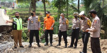 Kapolres Kuningan Tinjau Jembatan Ambruk