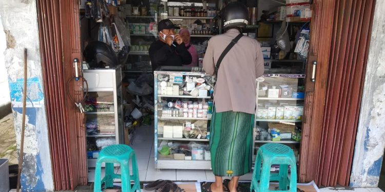Aksi Protes, Poster Presiden Prancis Jadi Keset di Depan Toko Listrik