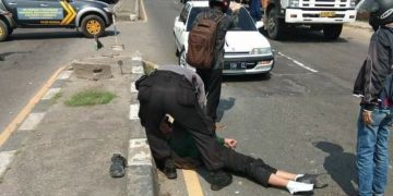 Diduga Kurang Waspada, Pengendara Motor Tabrak Truk