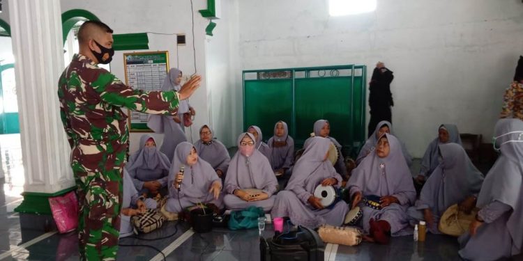 Babinsa Harjamukti Sosialisasikan Prokes kepada Peserta Pengajian