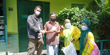 Peringati Hari HKN Tingkat RW Kelud Asih Bagikan Ratusan Masker