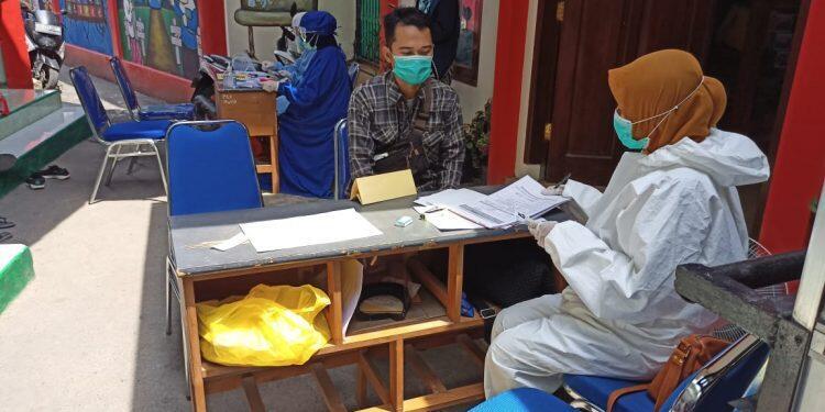 Cegah Covid-19, Warga RW 08 Kelurahan Kesenden Lakukan Tes Swab