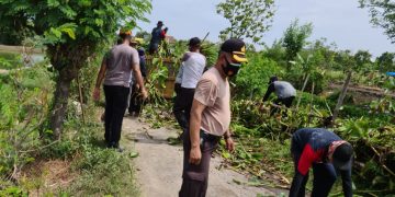 Antisipasi Bencana Banjir, Polsek dan Perangkat Desa Bersihkan Eceng Gondok