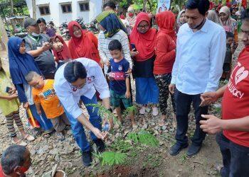 Dukung Program KBR, Ketua DPD PDIP dan Cawabup Lucky Tanam Bibit Pohon