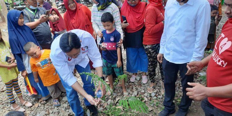 Dukung Program KBR, Ketua DPD PDIP dan Cawabup Lucky Tanam Bibit Pohon