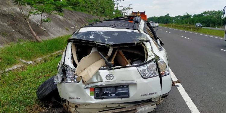 Toyota Harrier Jungkir Balik di Tol Cipali, Pengemudi Selamat